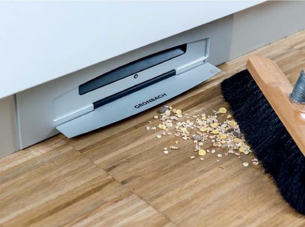 Aspirapolvere integrato nella zoccolatura del mobile