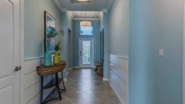 Idee e consigli per valorizzare un corridoio con arredi e luci