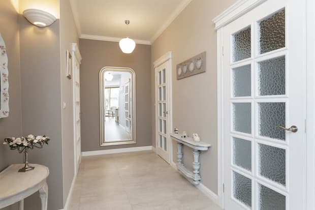 corridoio con lampadario