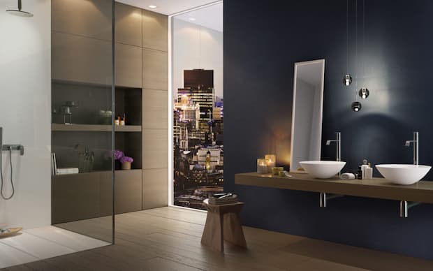 Bagno moderno con doccia walk-in su parquet e parete vetrata  
