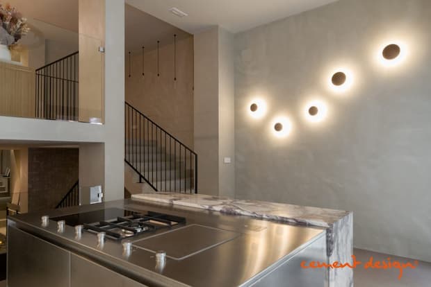 Scala finita in microcemento color tortora con corrimano nero