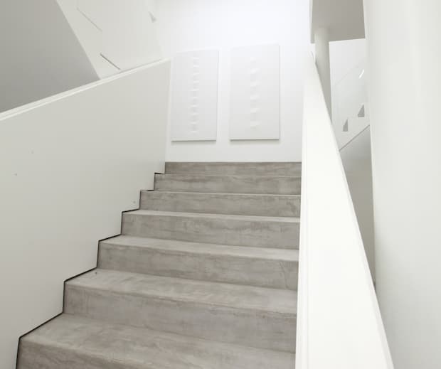 Vista d'insieme di scala in microcemento su fondo bianco 