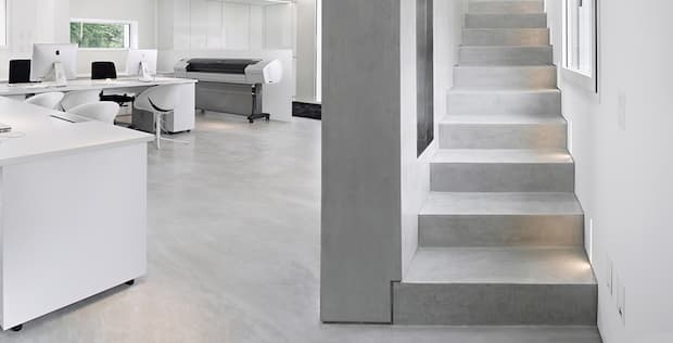 Scala interna rivestita in microcemento grigio satinato