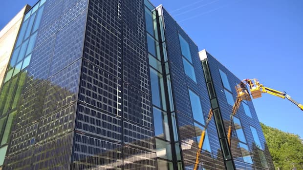 Facciata vetrata moderna con moduli fotovoltaici integrati 