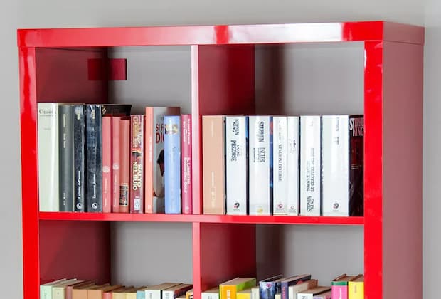 Libreria ancorata a parete tramite staffe 