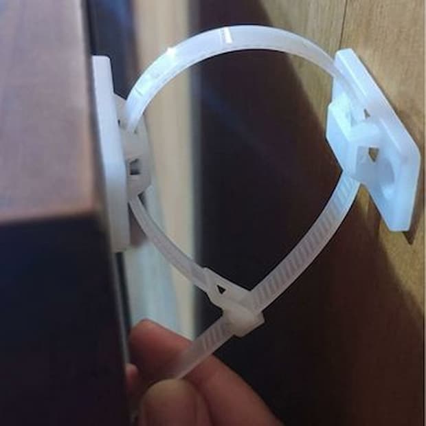 Armadio ancorato con cinghie regolabili 