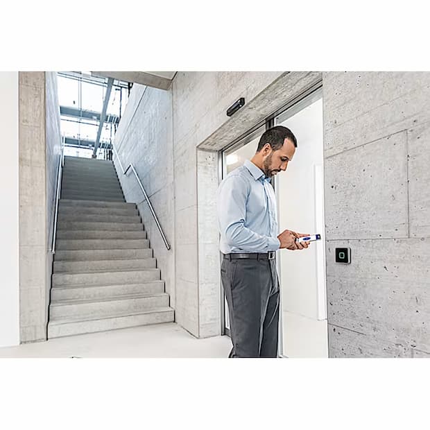 Porta blindata con tastierino numerico e smartphone 