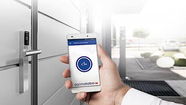 Smartphone che controlla apertura porta smart 