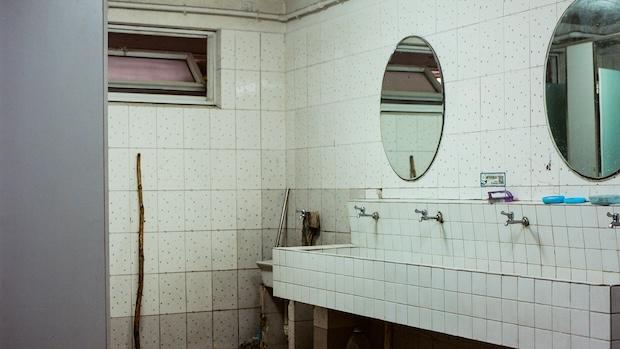 Installazione valvole in bagno seminterrato