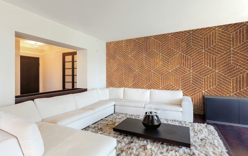 Parete decorata con carta da parati metallizzata in rilievo 