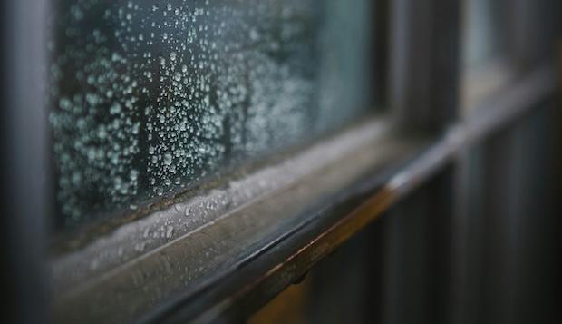 Problemi di condensa sui vetri di una finestra