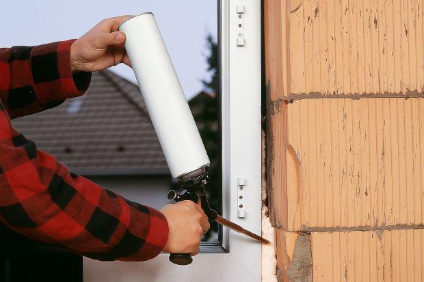 Applicazione schiuma poliuretanica 