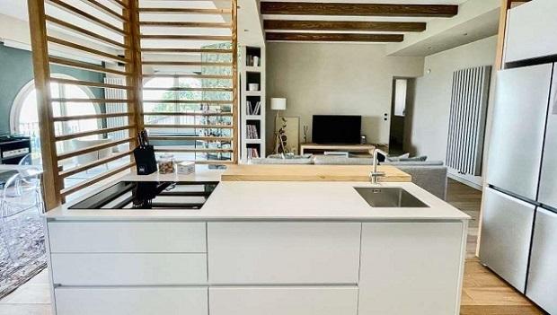 Cucina doppio accesso con isola grande