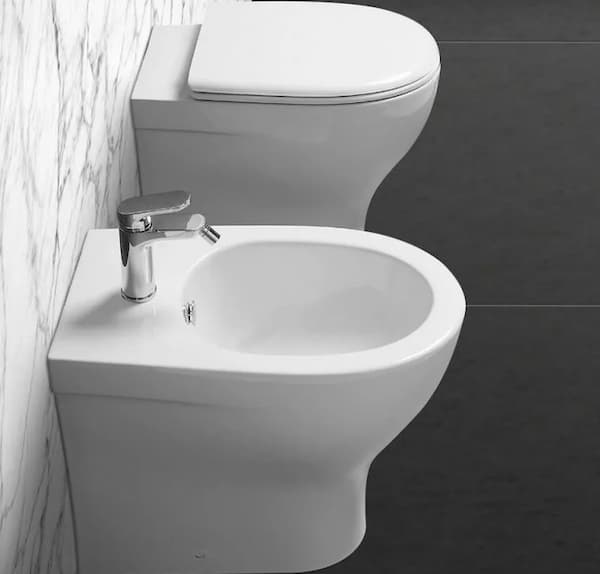 Sanitari filo muro con scarico traslato - foto Infobagno.it