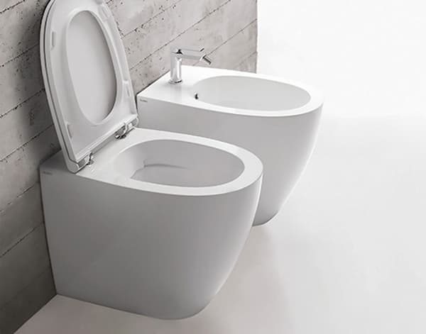Scarico traslato per allineare meglio WC e bidet - foto Bagnoexpert