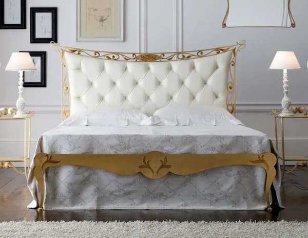 Letto in ferro battuto con elemento in pelle