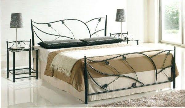 Nuance verde per questo letto in ferro battuto