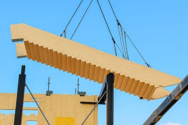 Montaggio di una scala prefabbricata in legno lamellare 