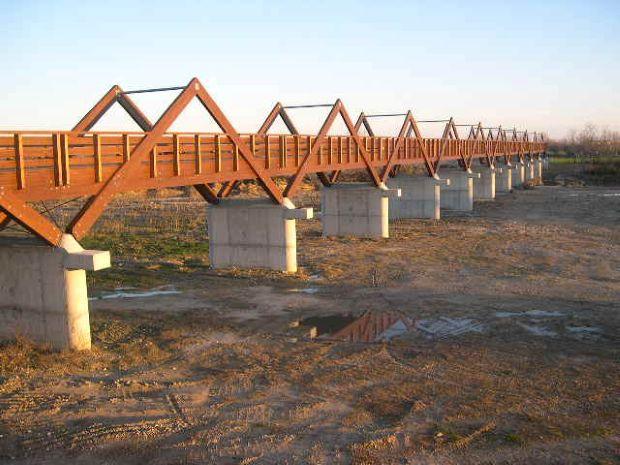 Ponte ciclopedonale in legno lamellare in provincia di Teramo