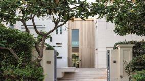 Porte pivot antivento: design, tenuta all'aria e comfort anche in ingressi esposti