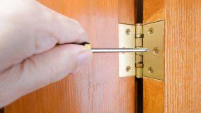 Cardini invisibili regolabili per porte interne: design filo muro e installazione professionale