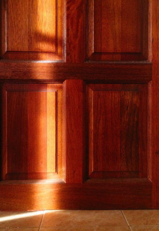 Porta in legno massello con cardine