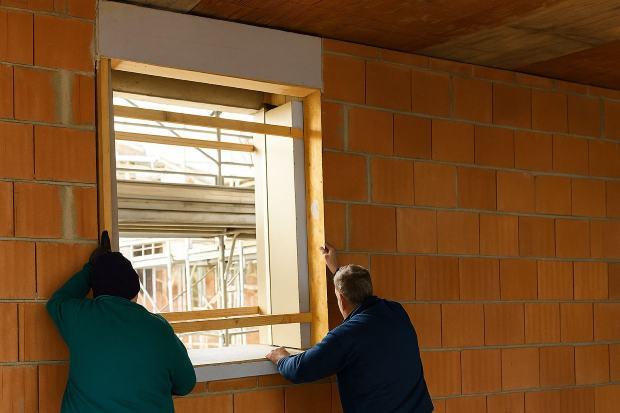 Operai a lavoro su una finestra