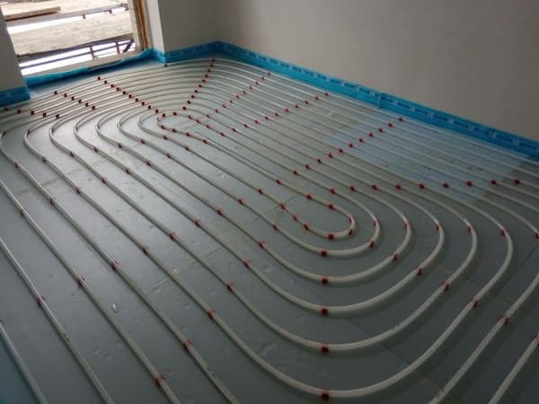 Realizzazione dell'impianto radiante a pavimento - foto Lovama Impianti