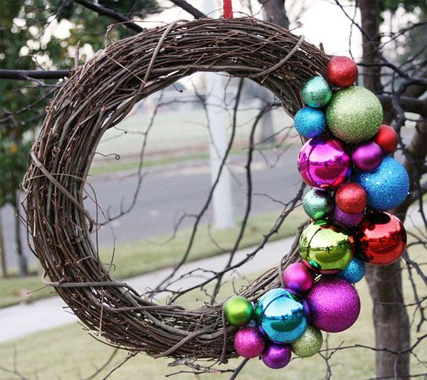 Un fascio di ramoscelli e vecchi addobbi dell'albero per una ghirlanda