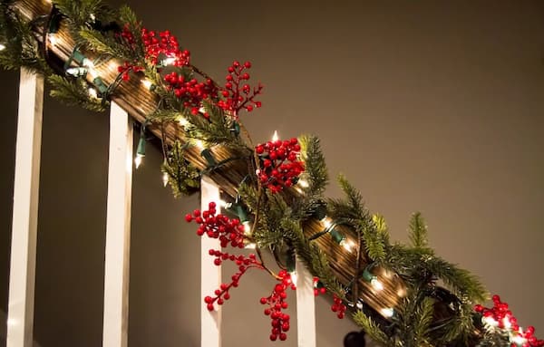 Aghi di pino e una fila di vecchie luci per adornare la scala