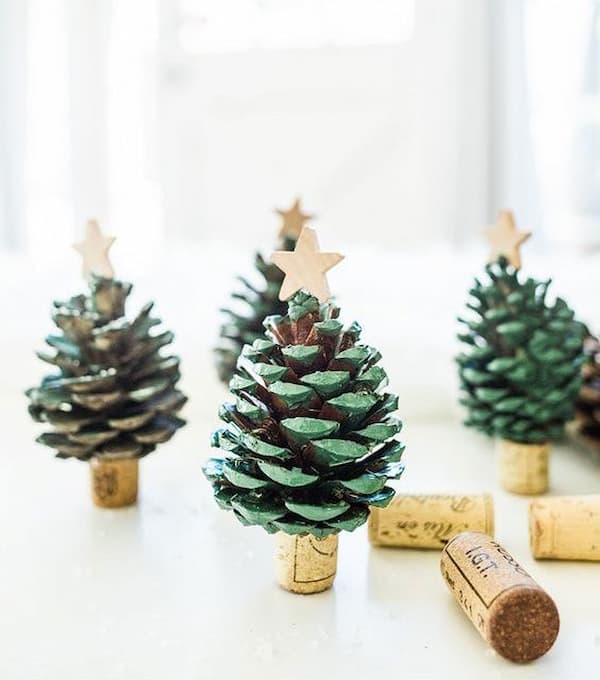 Addobbo realizzato con una pigna e un tappo di sughero