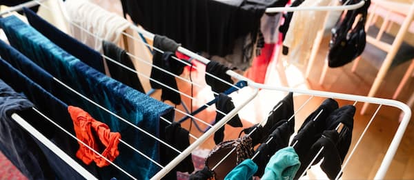 Stendere il bucato in casa aumenta l'umidità