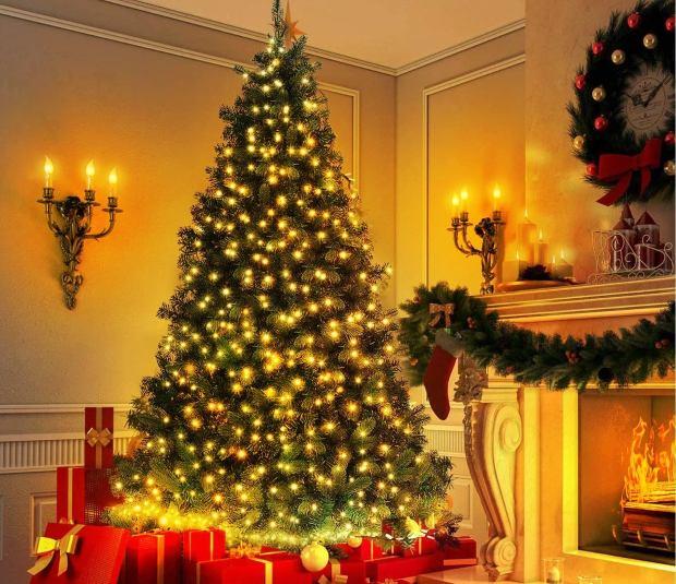L'albero devorato con luci LED non consuma molto