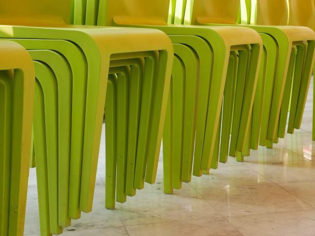 Le sedute impilabili occupano poco spazio quando non vengono usate