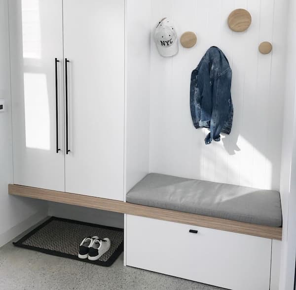 Panca-contenitore da collocare vicino alla porta