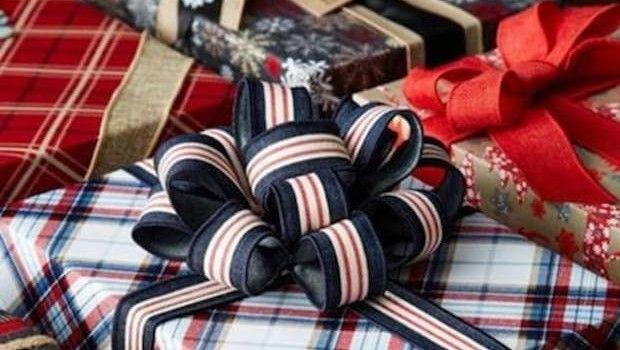 Come organizzare decorazioni e regali senza riempire la casa