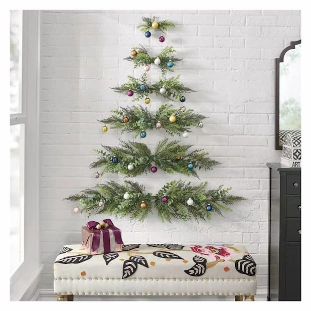 Addobbi verticali per lasciare le superfici libere - foto Pinterest