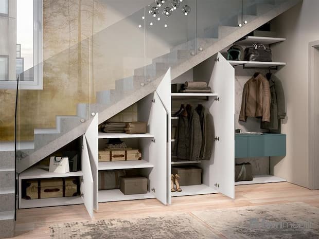 Ricorrere al vano sottoscala per nascondere le scatole inutilizzate degli addobbi - foto Pinterest