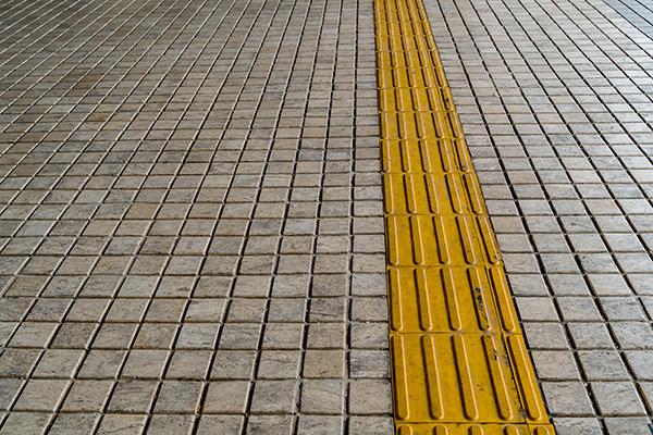 I percorsi tattili possono favorire le cadute. Foto Getty Images