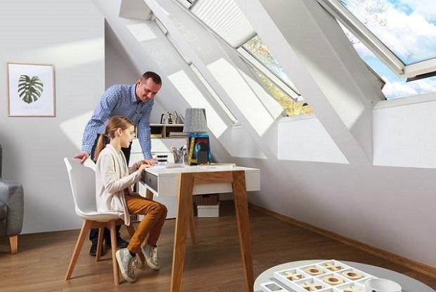 Zona studio in mansarda con finestre a bilico doppio vetrocamera Fakro 
