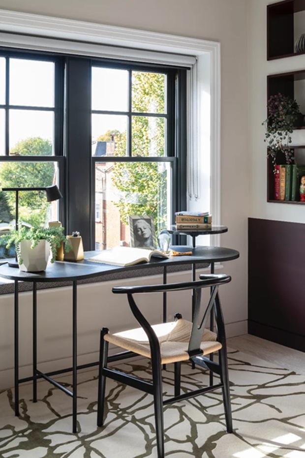 Angolo home office in soggiorno