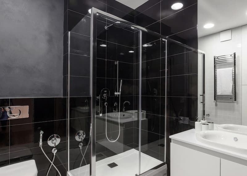 doccia in bagno nero