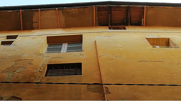 Intonaci e cornicioni pericolanti