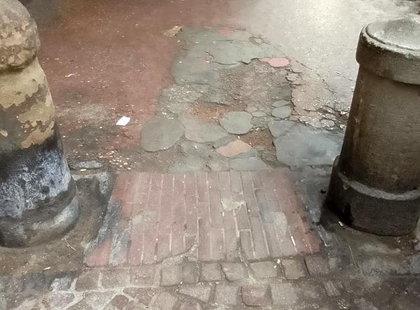 Pavimento ammalorato bisognoso di manutenzione urgente. Foto arch. Matteuzzi