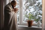Sentire più freddo vicino alla finestra - foto freepik