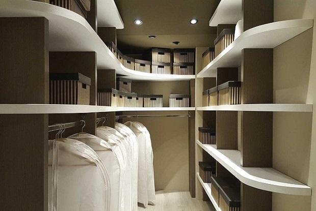 Cabina armadio con ripiani curvi