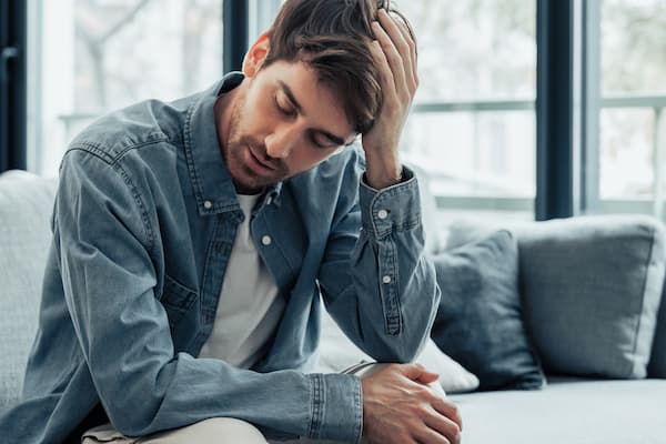 Uomo con mal di testa