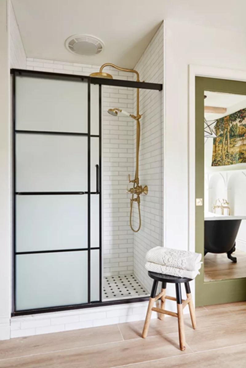 Preferire doccia con porta scorrevole, foto di Stacey Brandford, da bhg.com