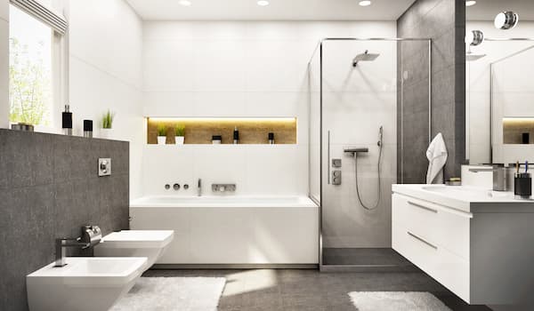 Bagno moderno rivestito con piastrelle