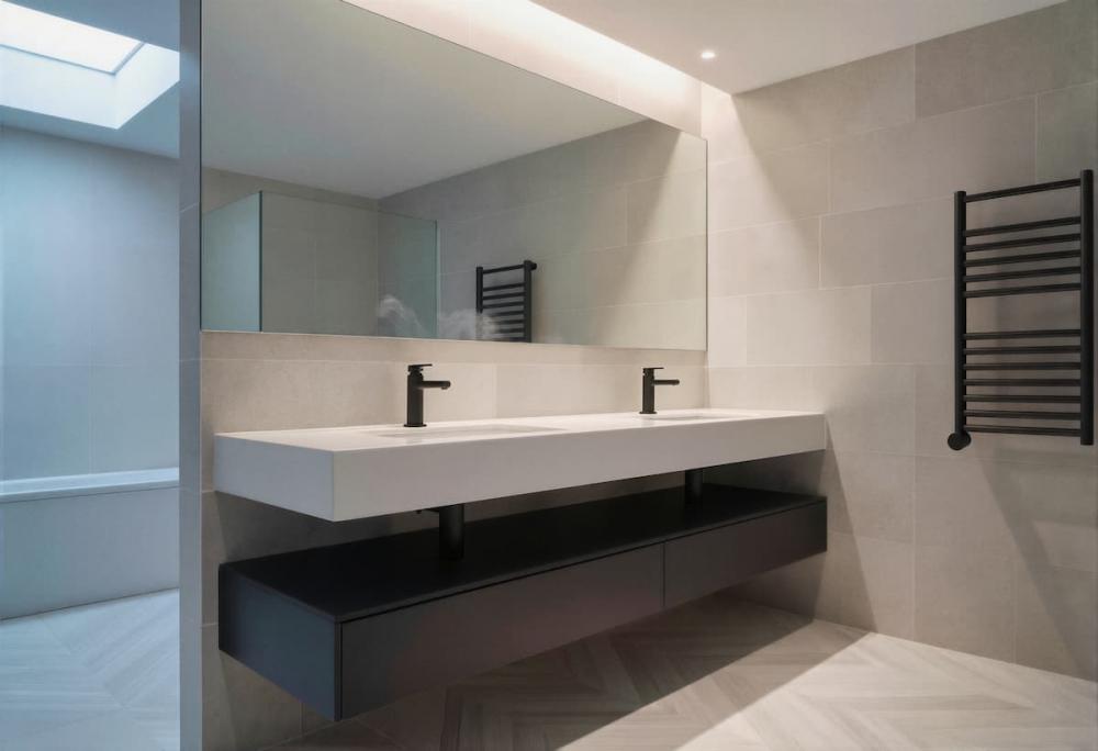 Piastrelle grandi in bagno? Attenzione alla differenza fra realt&agrave; e allestimenti in showroom